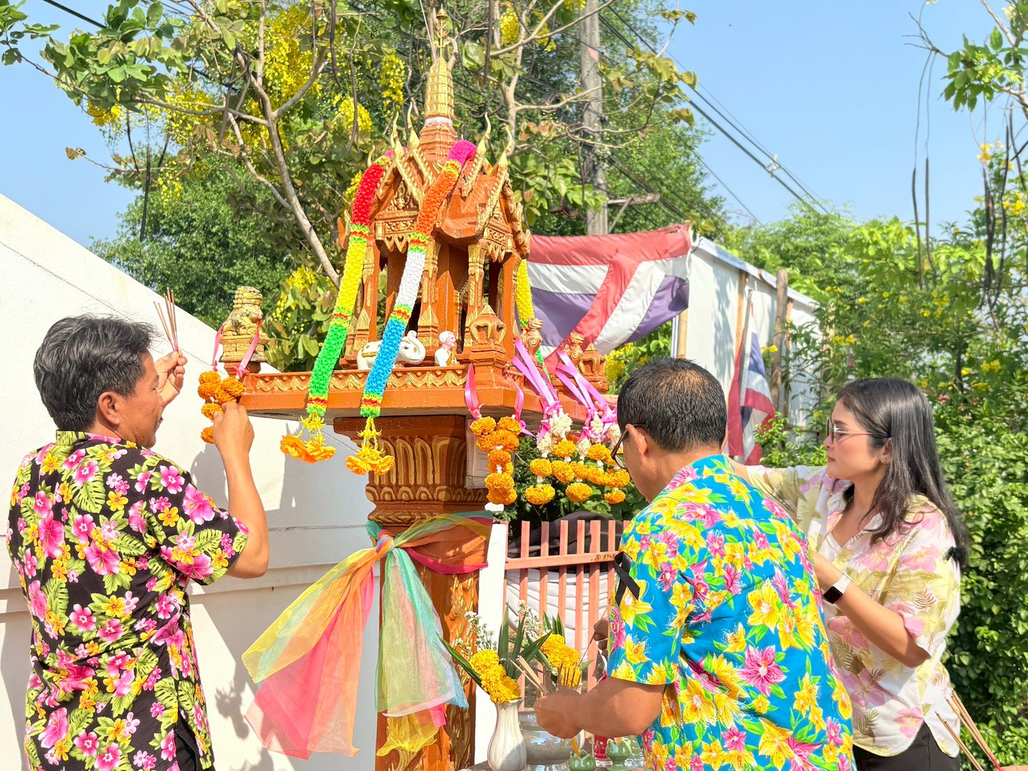 title - ส.ป.ก. ยโสธร จัดพิธีเจริญพระพุทธมนต์ทำบุญถวายภัตตาหารเพลแด่พระสงฆ์ พิธีสักการะศาลเจ้าที่และสิ่งศักดิ์สิทธิ์ประจำสำนักงาน เนื่องในเทศกาลวันขึ้นปีใหม่ไทย